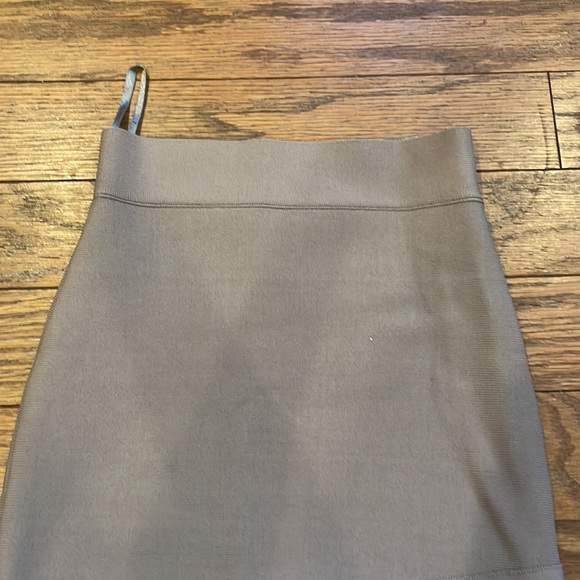 BCBG Maxazria taupe color mini skirt size XXS - Picture 2 of 7